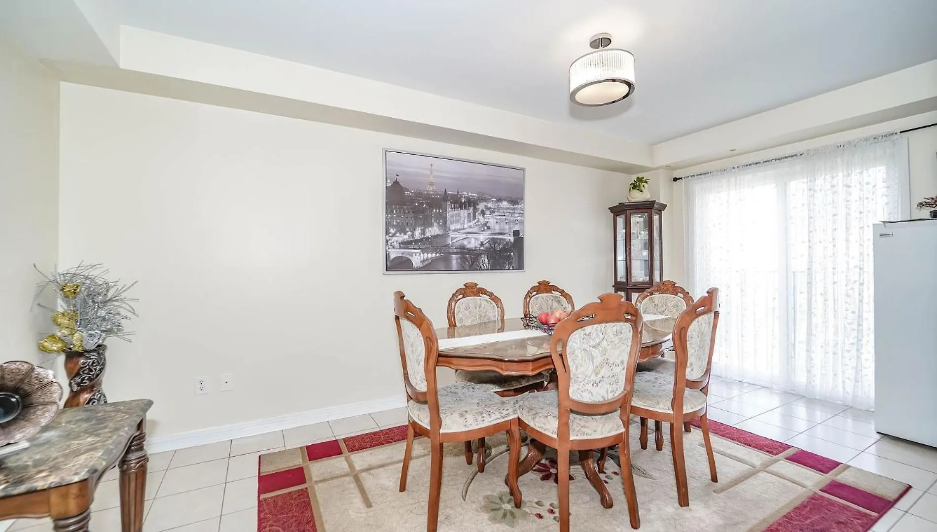 Beautiful Toronto Homestay- 15 Min To Downtown- Free Parking منزل للإقامة