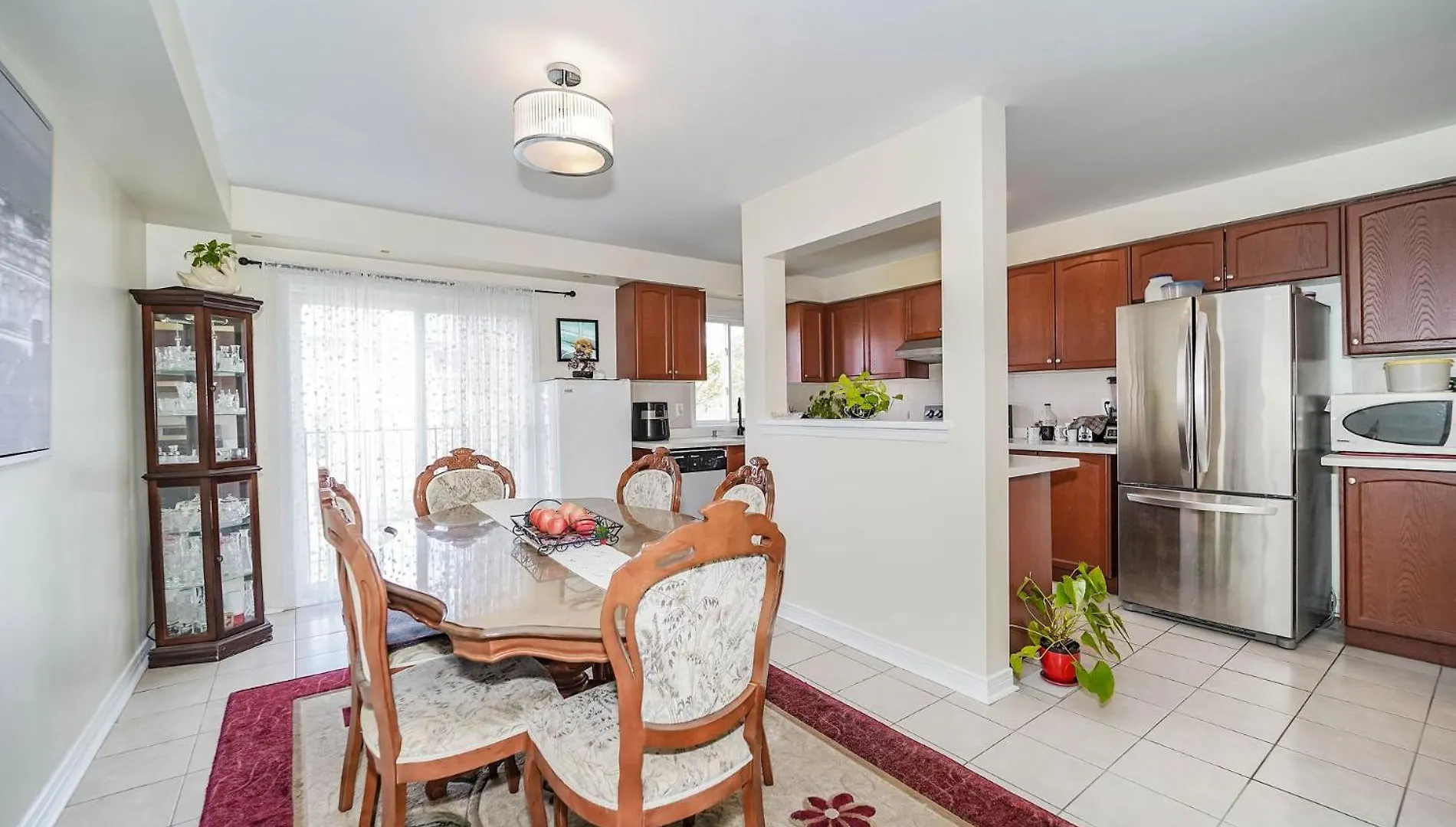 Beautiful Toronto Homestay- 15 Min To Downtown- Free Parking منزل للإقامة